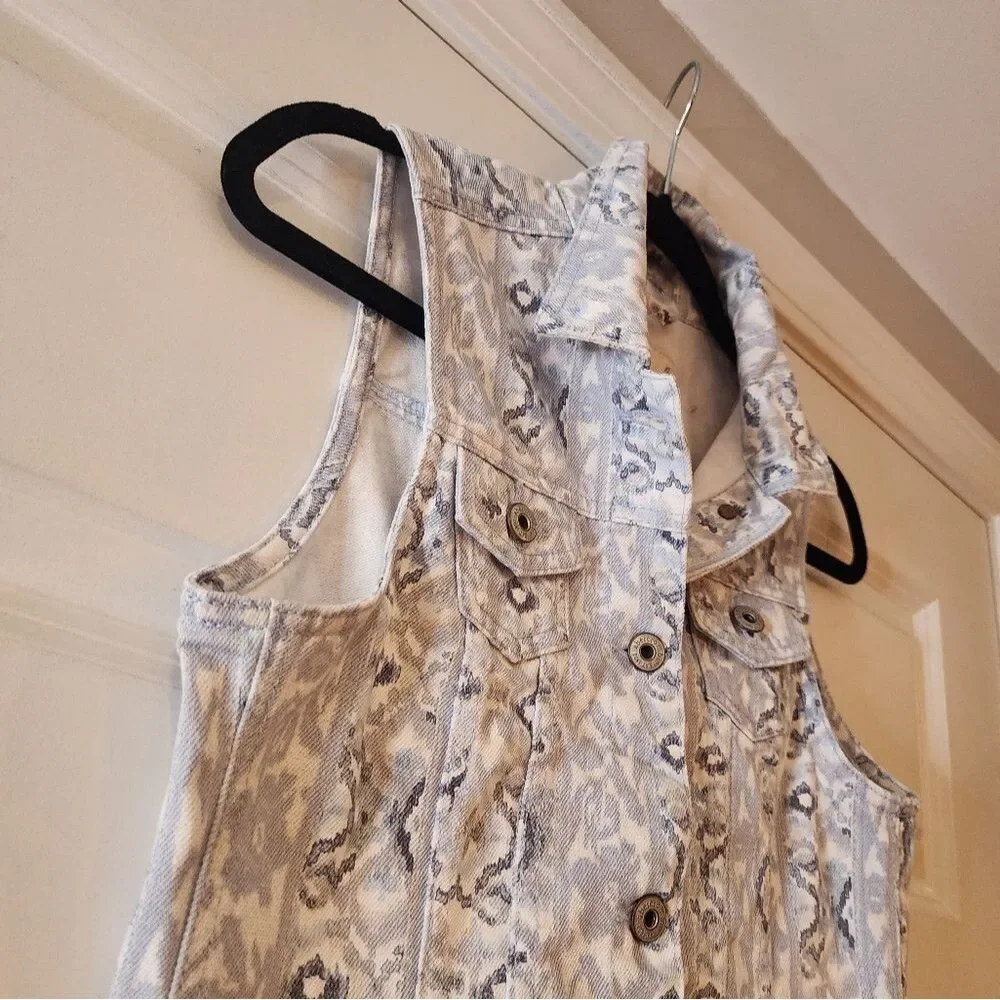 NWT Abercrombie Kids blue and white patterned button up denim vest XL